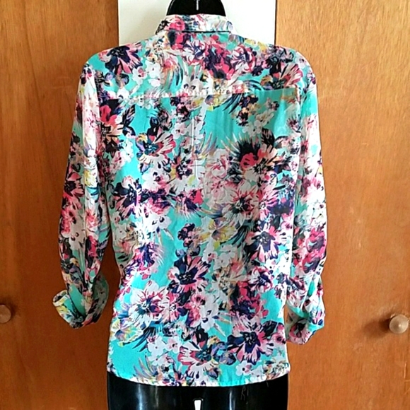 💥3 for $10💥 Floral blouse - Picture 2 of 5